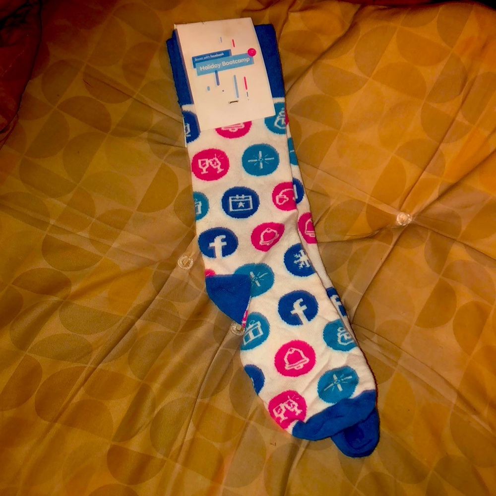 Facebook 2018 BETTERDESIGN.COM Emoji Socks RARE!! BNWT🤩